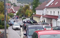 Eltern-Taxis sind ein Problem: Viele Eltern bringen ihre Kinder mit dem Auto zur Schule, parken teilweise auf den Gehwegen und i