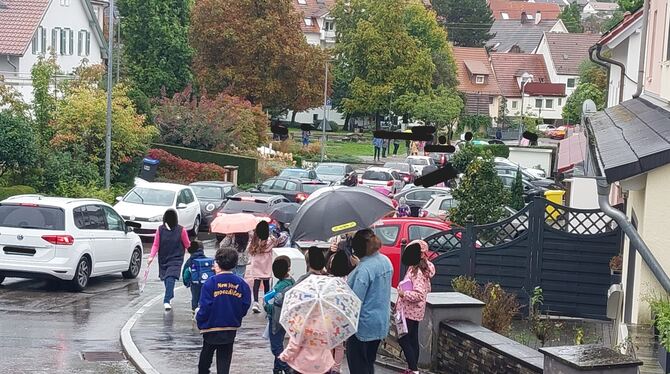 Eltern-Taxis, Eltern-Taxi, Schulweg, Achalmschule, Verkehr, Sicherheit Die Verkehrslage vor der Achalmschule ist unübersichtlich. Das birgt Gefahren.