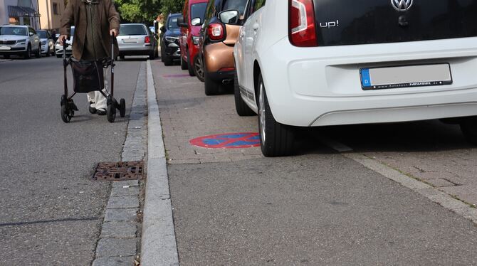 Fußverkehrs-Check, Check, Begehung, Workshop, Fußgänger, Fußweg, Verkehr, Inklusion, Barrierefreiheit Ein Problem in Eningens Ortsmitte: Die Autos parken vor der Bäckerei oft nicht korrekt auf den vorgesehenen Parkplätzen und steh