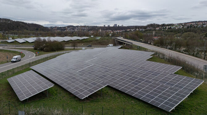 Solarpaneele, Solarpark, B27, Solarenergie, Erneuerbare Energie, Nachhaltigkeit, Photovoltaik, Solaranlage, Sonnenenergie, Nachh Vorbild Tübingen: Neben der B 27 werden die »Lustnauer Ohren« und die Traufwiesen für Solar-Energie genutzt.