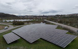 Vorbild Tübingen: Neben der B 27 werden die »Lustnauer Ohren« und die Traufwiesen für Solar-Energie genutzt.