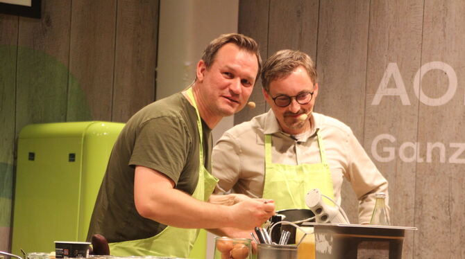 Simon Tress bereitete mit Gomaringens Bürgermeister Steffen Heß (rechts) eine Kürbissuppe vor.