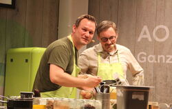 Simon Tress bereitete mit Gomaringens Bürgermeister Steffen Heß (rechts) eine Kürbissuppe vor.