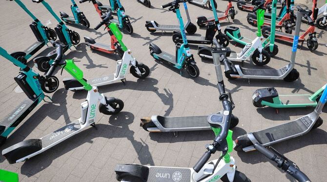 E-Scooter verschiedener Anbieter stehen kreuz und quer