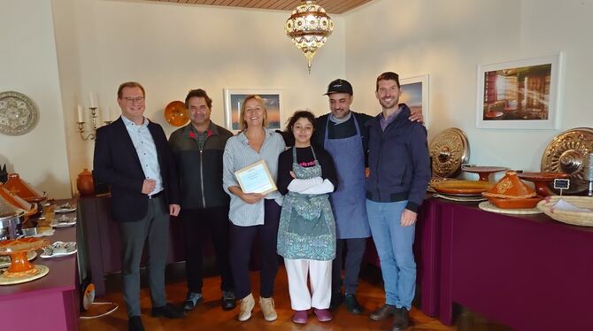 Bürgermeister Mario Storz (von links), Ortsvorsteher Martin Mauser, Sandra, Meryam und Issam Reihani sowie Leader-Regionalmanage