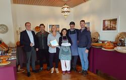 Bürgermeister Mario Storz (von links), Ortsvorsteher Martin Mauser, Sandra, Meryam und Issam Reihani sowie Leader-Regionalmanage