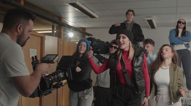 Stadtkind-Song Nadine Schöllkopf und ihre Azubi-Kollegen machen ordentlich Stimmung beim Dreh des Musikvideos.