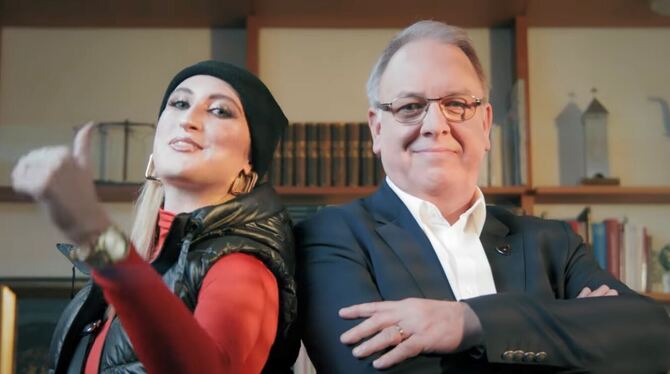 Stadtkind-Song Die »Azubi-Rapperin« mit Oberbürgermeister Thomas Keck.