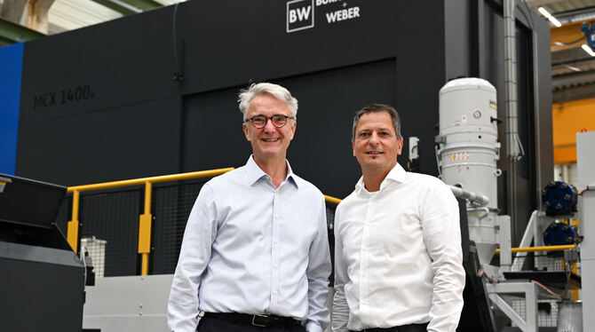 Maschinenbau Geschäftsführer Wolfgang Bergmann (links) und Vertriebs- und Marketingleiter Michael Wiedmaier vor einem Bearbeitungszentrum von