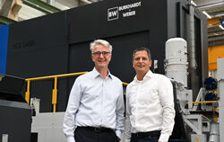 Geschäftsführer Wolfgang Bergmann (links) und Vertriebs- und Marketingleiter Michael Wiedmaier vor einem Bearbeitungszentrum von