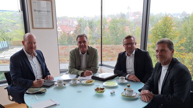 Freundlich blicken die vier Bürgermeister Oliver Schmid (Geislingen), Thomas Hölsch (Dußlingen), Stefan Wörner (Pfullingen) und