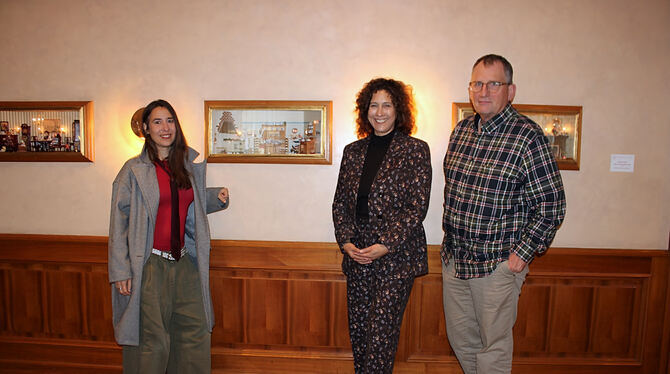 Prof. Eva Weingärtner, Prof. Dr. Nicole Fritz und Prof. Dr. Matthias Winzen vor den »Puppenstuben« von Melissa Pelk. Prof. Eva Weingärtner (links), Prof. Dr. Nicole Fritz und Prof. Dr. Matthias Winzen vor den »Puppenstuben« von Melissa Pelk.