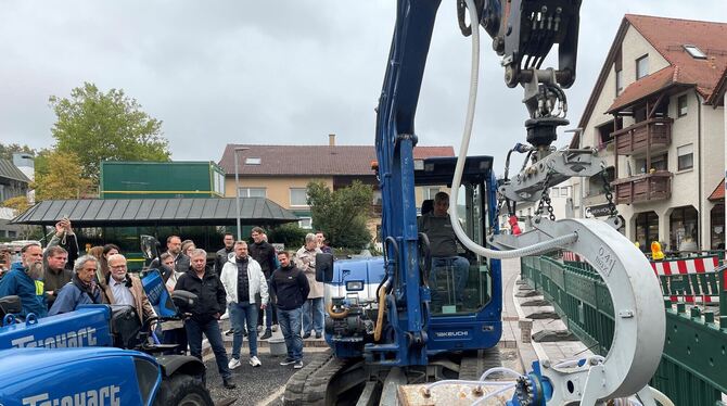 Pliezhausen Marktplatzstraße Bauarbeiten Markus Steinhart zeigte den Gemeinderäten mit seinem Bagger, wie sich die vorbereiteten Steine auf die Straße setzen lassen.