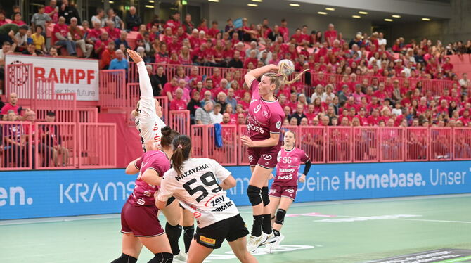 Zuletzt hatte die TuS Metzingen - im Bild Naina Klein beim Wurf -  vor vier Wochen ein Spiel in Tübingen.  Als Nachholtermin der