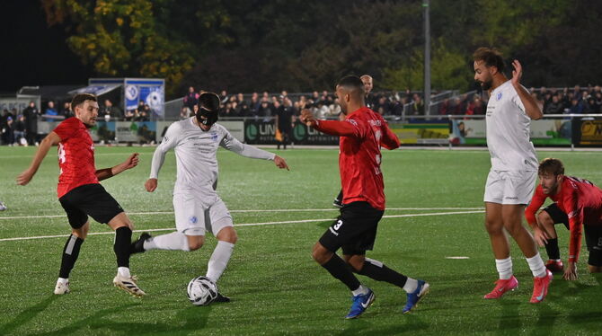 Verbandsliga YOung Boys Reutlingen FC Holzhausen Masken-Mann Ante Galic (beim Schuss) trifft doppelt.