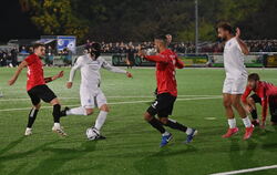 Masken-Mann Ante Galic (beim Schuss) trifft doppelt.