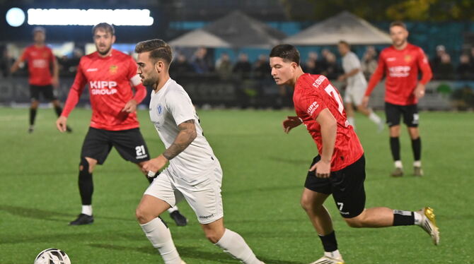 Verbandsliga YOung Boys Reutlingen FC Holzhausen Erzielt zum x-ten Mal einen direkten Freistoßtreffer: Spielmacher und Doppelpacker Christos Chatzimalousis (links).