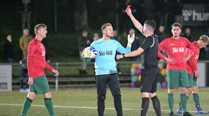 Nehrens Benedikt Rammeiser (links) muss nach einer Notbremse früh vom Feld. FOTO: BAUR Nehrens Benedikt Rammeiser (links) muss nach einer Notbremse früh vom Feld. FOTO: BAUR