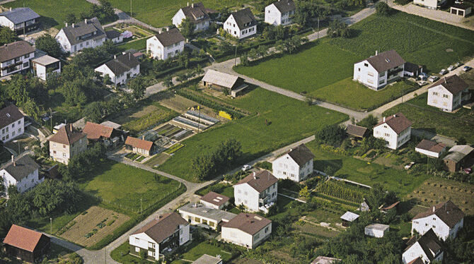 ·S 105/32 Nr. 173 (1968 - Siedlung mit Einfamilienhäusern,vermutlich Teil von Ohmenhausen) (Welche Gebäude zeigt das Luftbild?) 1968: Siedlung mit Einfamilienhäusern. Das Stadtarchiv vermutet, dass hier ein Teil von Ohmenhausen fotografiert wurde. Stimmt d