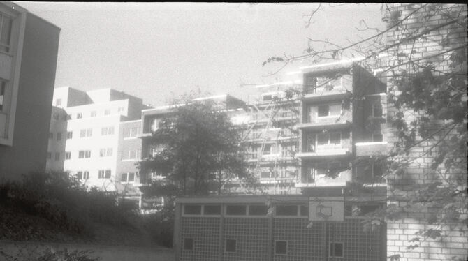·S 105/3 Nr. 99/37 (1972 - Sportplatz,eventuell zu einer Schule gehörig,im Hintergrund Wohnkomplex) (Wo entstand dieses Foto?) 1972: Sportplatz, eventuell zu einer Schule gehörig, im Hintergrund Wohnkomplex – wo mag dieses Foto entstanden sein?