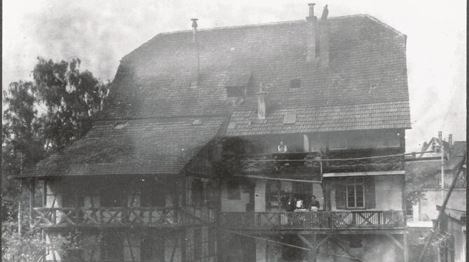 ·S 105/1 Nr. 253.06 (um 1910 - Haus mit Fachwerkanbau,auf den Balkonen Bewohner) (Wo wurde das Foto aufgenommen?) Um 1910: Haus mit Fachwerkanbau. Wer kennt seine Adresse?