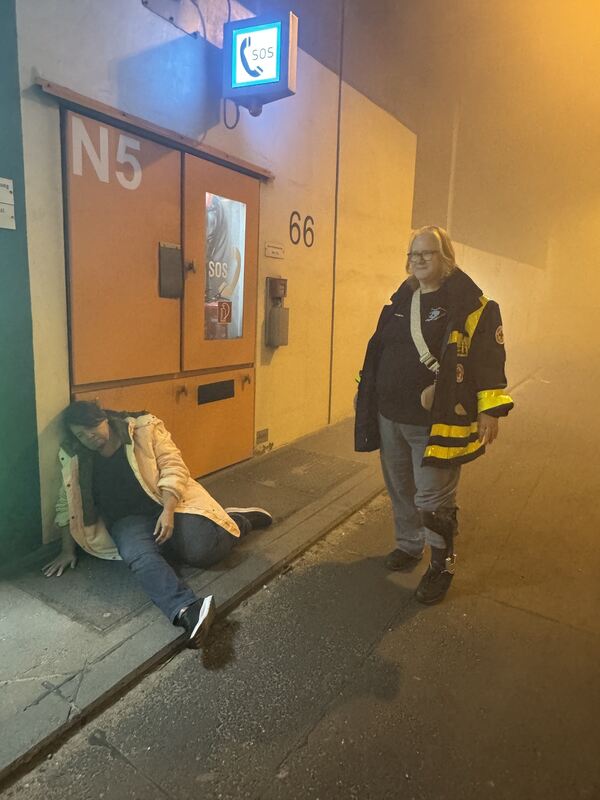 Warten auf Hilfe im Tunnel