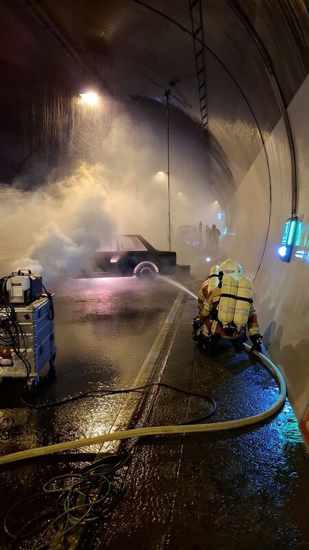 pm-217-2025 Foto 1_PKW-Brand_Feuerwehr Reutlingen