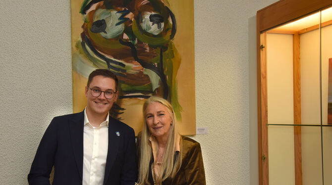 Susi Pollak, Tochter der Künstlerin Ulla Schwaiger, war bei der Vernissage mit dabei. Bürgermeister Eric Sindek würdigte die vor