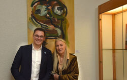 Susi Pollak, Tochter der Künstlerin Ulla Schwaiger, war bei der Vernissage mit dabei. Bürgermeister Eric Sindek würdigte die vor