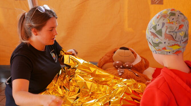 Im Bärenhospital konnten Kinder zusammen mit erfahrenen Rot-Kreuzlerinnen echte Teddybären medizinisch versorgen.