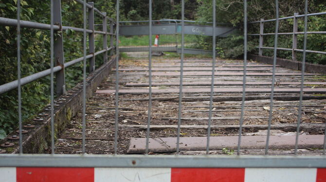 Ofterdingen, Brücke über Steinlach Diese Brücke über die Steinlach in Ofterdingen ist mittlerweile so marode, dass sie selbst für Fußgänger gesperrt werden musste.
