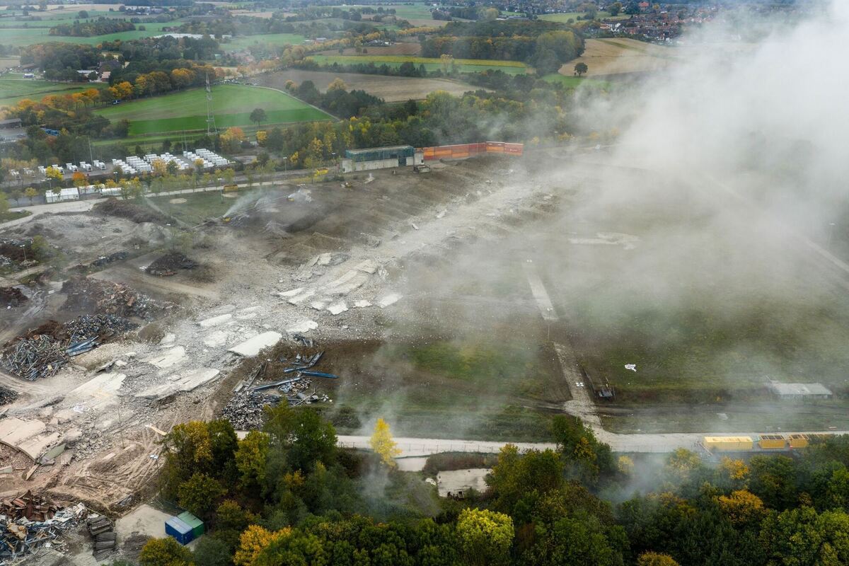 Sprengung eines 280 Meter hohen Schornsteins Sprengung eines 280 Meter hohen Schornsteins