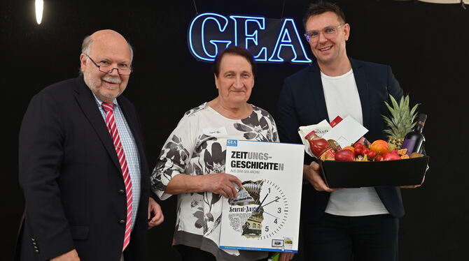 Sigrid Löffler ist seit 56 Jahren als Zustellerin aktiv. Valdo Lehari jr. und Andreas Schrade würdigten ihre langjährige Mitarbe