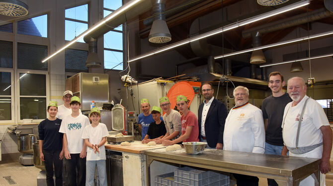 Sonnenbühler Konfirmanden beteiligen sich an der Aktion "5.000 Brote – Konfis backen Brot für die Welt: Die erste Backgruppe mit