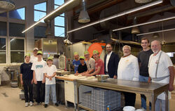 Sonnenbühler Konfirmanden beteiligen sich an der Aktion "5.000 Brote – Konfis backen Brot für die Welt: Die erste Backgruppe mit