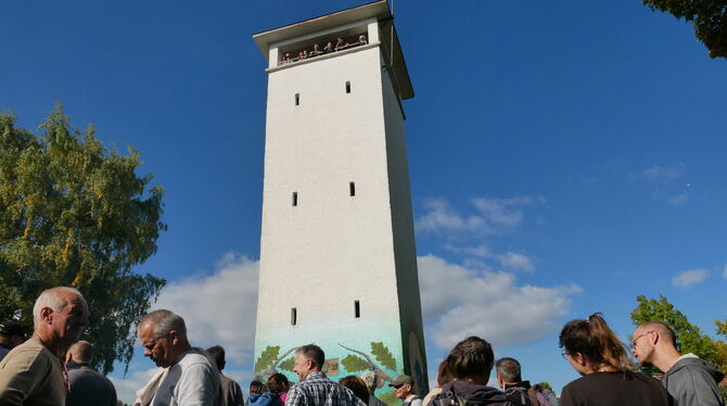 Großes Hallo gab es am Samstag, als alle Teilnehmer der Sternwanderung am Zwei-Eichen-Turm aufeinandertrafen.