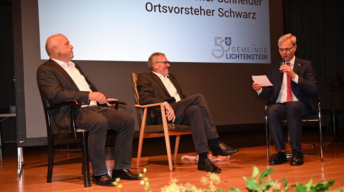 Die Ortsvorsteher Martin Schwarz (links)  und Wilfried Schneider antworten auf die Fragen von Talkmaster Peter Nußbaum.
