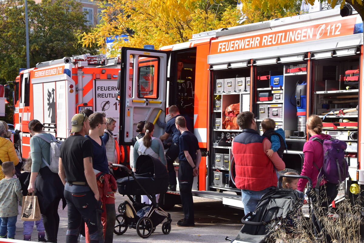 1 Geräteschau der Feuerwehr dicht umlagert FOTO MEYER