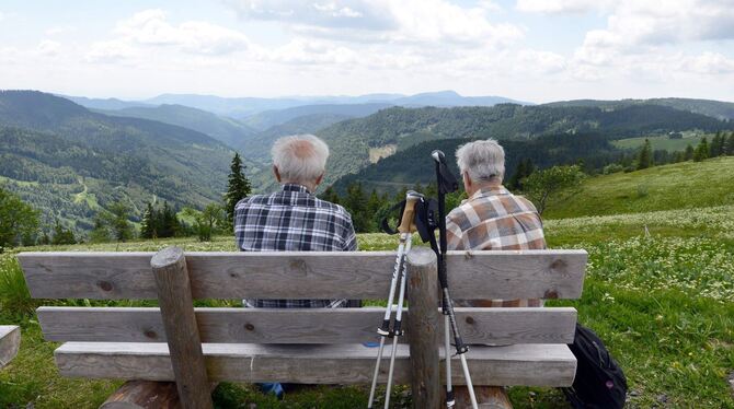 Zwei Männer sitzen auf einer Bank Zwei Männer sitzen auf einer Bank