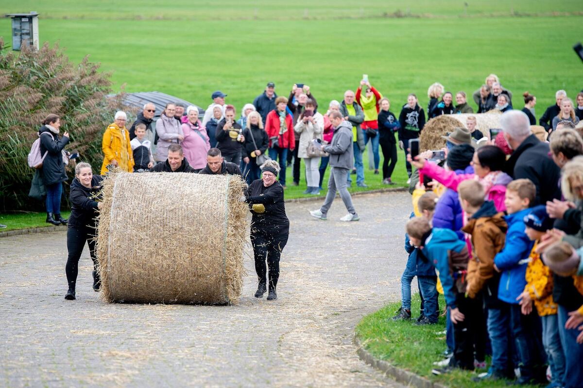 Strohballen-Rollmeisterschaft in Dornumersiel Strohballen-Rollmeisterschaft in Dornumersiel