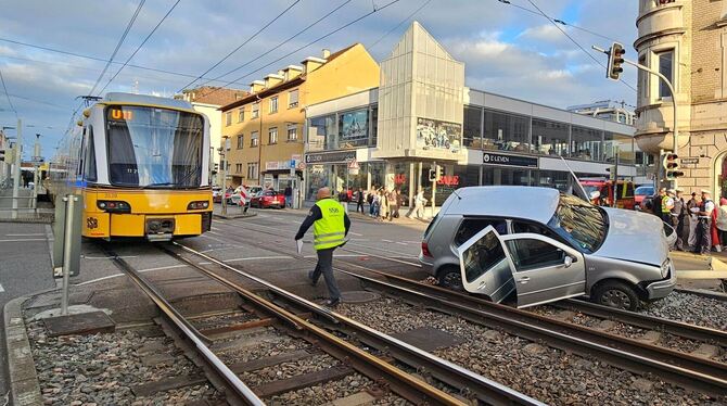 Auto kollidiert mit Stuttgarter Stadtbahn Auto kollidiert mit Stuttgarter Stadtbahn