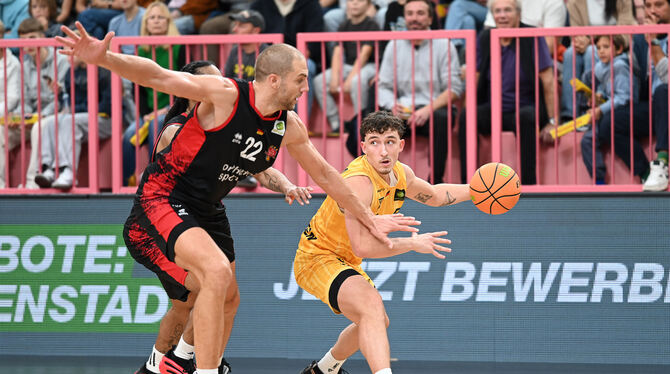 An Leverkusens Dennis Heinzmann (links) gab es auch für Tigers-Guard Kaya Bayram kein Vorbeikommen.