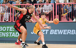 An Leverkusens Dennis Heinzmann (links) gab es auch für Tigers-Guard Kaya Bayram kein Vorbeikommen.