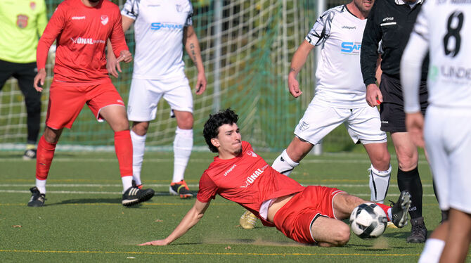 Serhan Akyuerek (unten, Anadolu SV Reutlingen) grätscht den Ball ab.