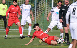Serhan Akyuerek (unten, Anadolu SV Reutlingen) grätscht den Ball ab.