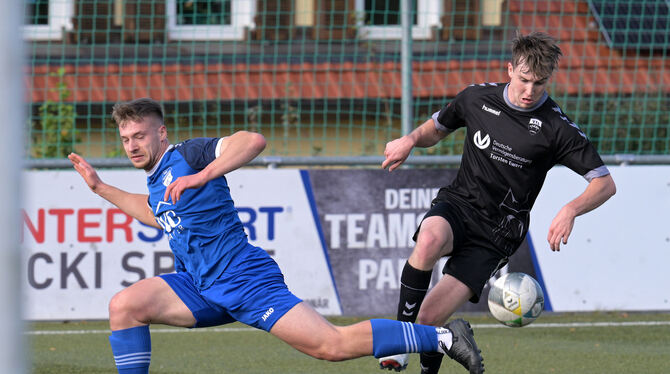 BL, Bezirk Alb, Bezirksliga, Fussball, Maenner, Saison 2025/26, Wuerttemberg, wfv Traf zum 3:1-Endstand und sicherte die drei Punkte für den VfL Pfullingen: Elias Lachenmann (rechts), der sich hier gegen Genkin