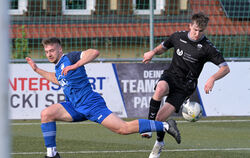 Traf zum 3:1-Endstand und sicherte die drei Punkte für den VfL Pfullingen: Elias Lachenmann (rechts), der sich hier gegen Genkin
