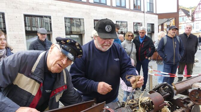 Zwei Mitglieder des Römersteiner Vereins »Freunde alter Technik« führen auf dem Uracher Apfelfest eine hundert Jahre alte Maschi Zwei Mitglieder des Römersteiner Vereins »Freunde alter Technik« führen auf dem Uracher Apfelfest eine hundert Jahre alte Maschi
