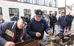 Zwei Mitglieder des Römersteiner Vereins »Freunde alter Technik« führen auf dem Uracher Apfelfest eine hundert Jahre alte Maschi