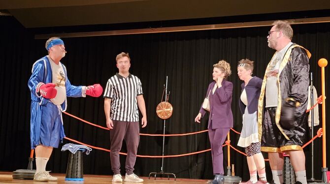 Turbulenzen um einen Boxkampf: Joggi Prill, Jannik Prill , Julika Früh , Simone Früh , Hansi Prill auf der Bühne der Richard-Wol